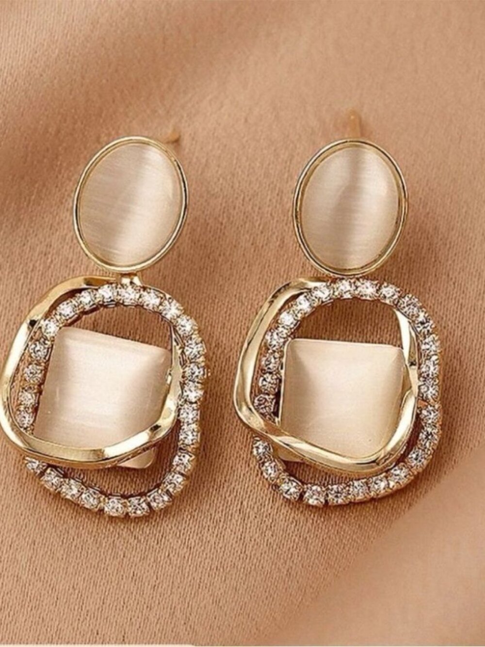 Elegant Gold andCream Earrings N1079